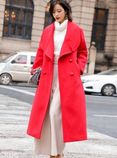 大紅色大衣配什么顏色毛衣？新年就要中國紅