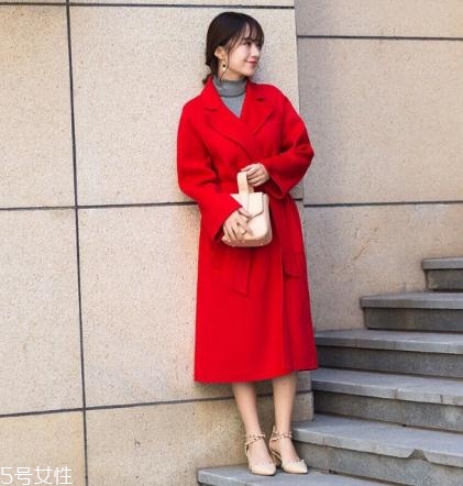 大紅色大衣配什么顏色毛衣？新年就要中國紅