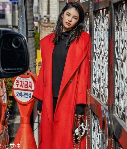 大紅色大衣配什么顏色毛衣？新年就要中國紅