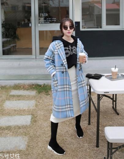 藍色大衣里面搭配什么？這樣穿更優(yōu)雅