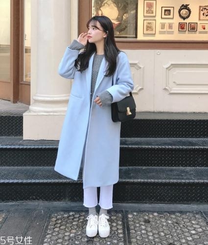 藍色大衣里面搭配什么？這樣穿更優(yōu)雅