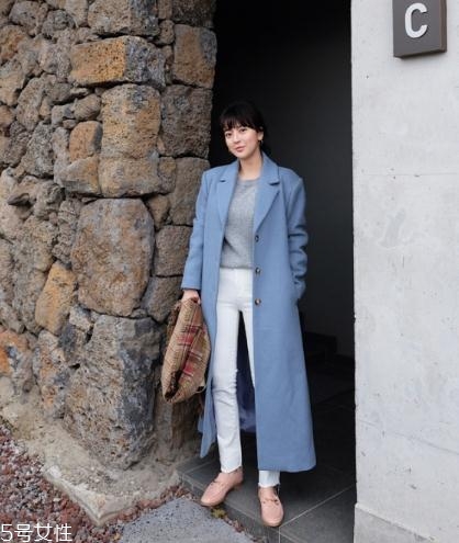 藍色大衣里面搭配什么？這樣穿更優(yōu)雅
