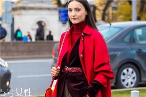 大紅色大衣里面要配什么好看？不同內(nèi)搭不同風(fēng)格