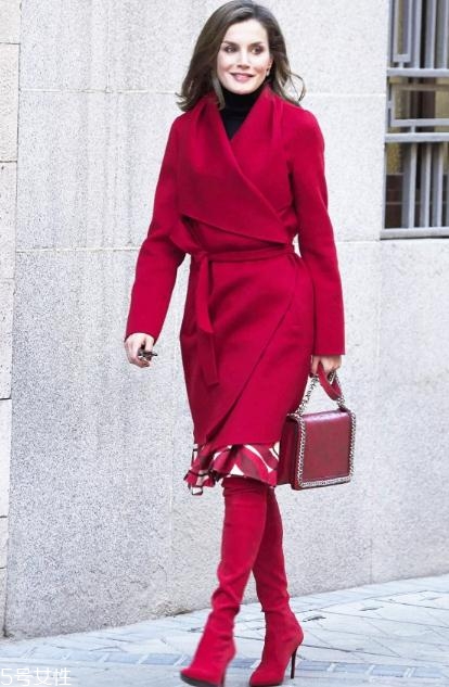大紅色大衣里面要配什么好看？不同內(nèi)搭不同風(fēng)格