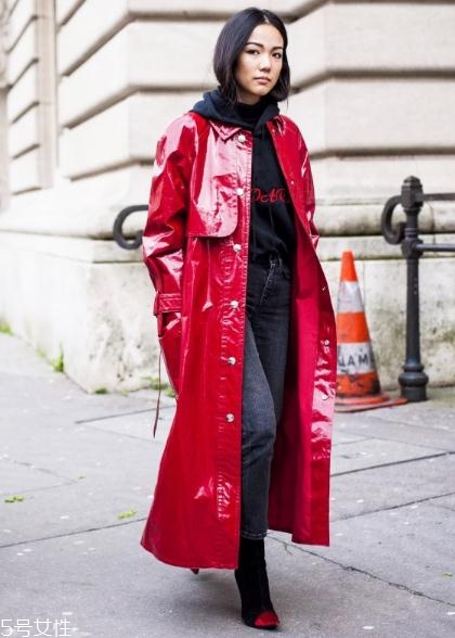 大紅色大衣里面要配什么好看？不同內(nèi)搭不同風(fēng)格