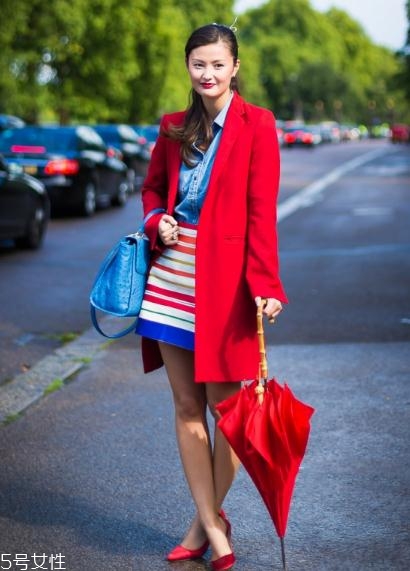 大紅色大衣里面要配什么好看？不同內(nèi)搭不同風(fēng)格
