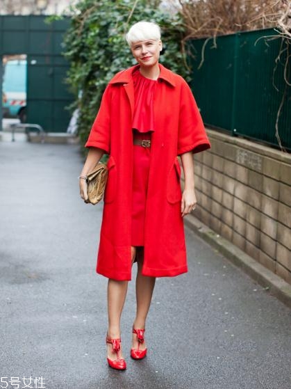 大紅色大衣里面要配什么好看？不同內(nèi)搭不同風(fēng)格