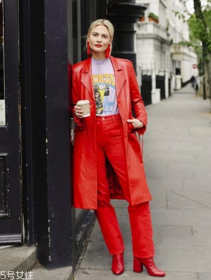 大紅色大衣里面要配什么好看？不同內(nèi)搭不同風(fēng)格