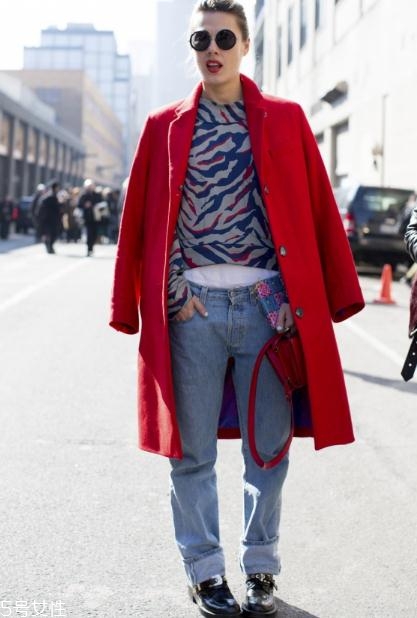 大紅色大衣里面要配什么好看？不同內(nèi)搭不同風(fēng)格