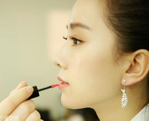 香奈兒唇釉738好看嗎？香奈兒唇釉738試色