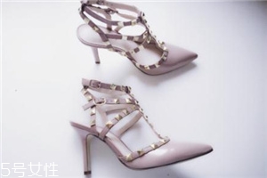 華倫天奴鉚釘鞋偏碼嗎？名媛最愛的銷量王