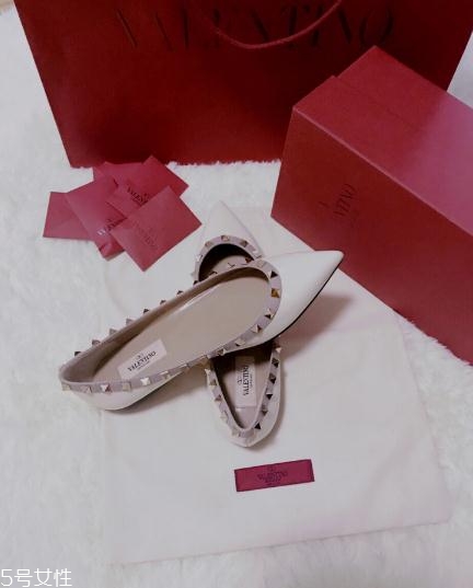 華倫天奴鉚釘鞋偏碼嗎？名媛最愛的銷量王