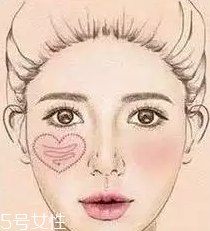 腮紅怎么涂才能避免成為福娃？這些方法要記牢