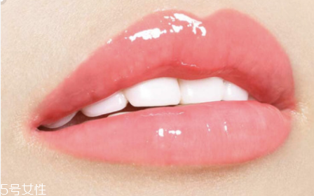 香奈兒可可小姐唇露748什么色？香奈兒水晶糖光透唇釉全試色