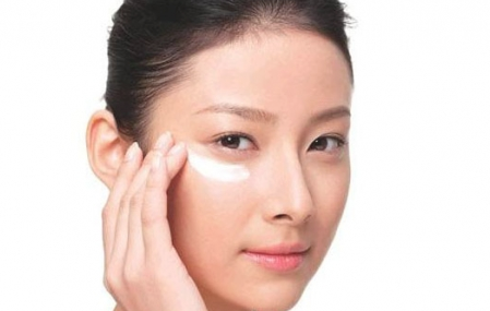 香奈兒山茶花眼霜好用嗎？香奈兒眼霜使用方法