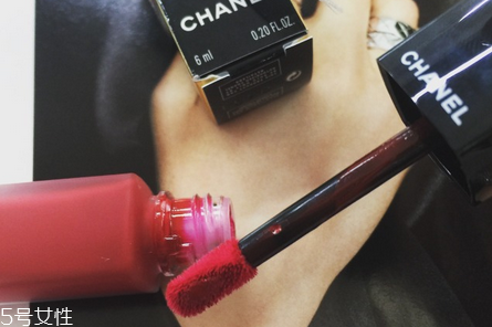 香奈兒炫亮魅力印記唇釉哪個(gè)色號(hào)好看？質(zhì)感超棒