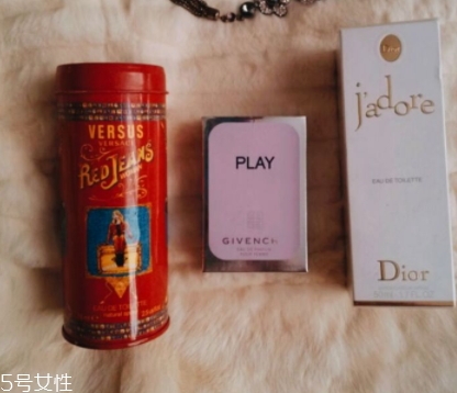 紀梵希和范思哲誰高檔？范思哲真正的奢侈品