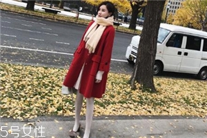 大紅色大衣配什么顏色圍巾好看？六種搭配溫暖冬季