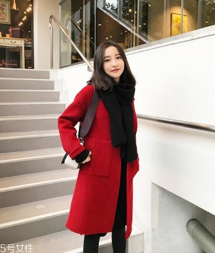 大紅色大衣配什么顏色圍巾好看？六種搭配溫暖冬季