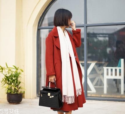 大紅色大衣配什么顏色圍巾好看？六種搭配溫暖冬季