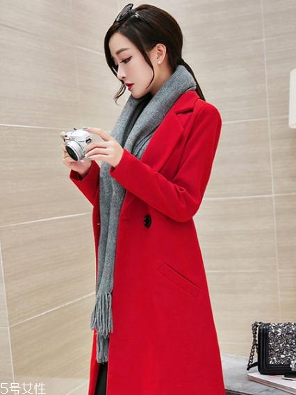 大紅色大衣配什么顏色圍巾好看？六種搭配溫暖冬季
