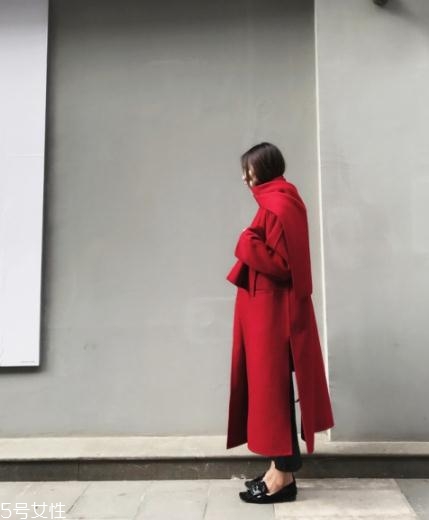 大紅色大衣配什么顏色圍巾好看？六種搭配溫暖冬季