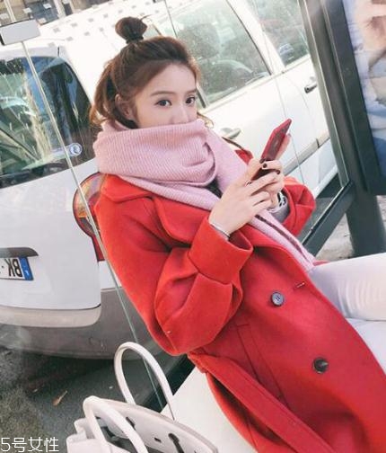 大紅色大衣配什么顏色圍巾好看？六種搭配溫暖冬季