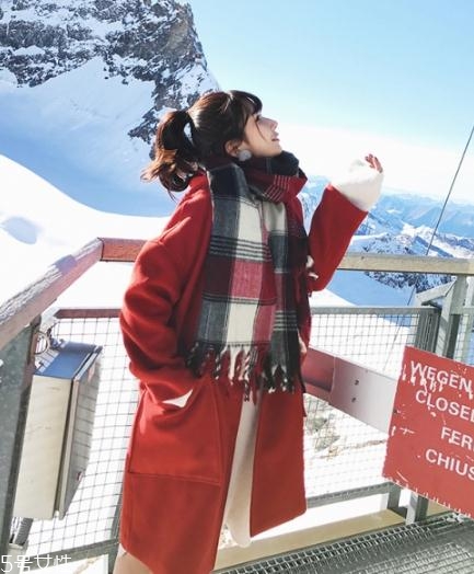 大紅色大衣配什么顏色圍巾好看？六種搭配溫暖冬季