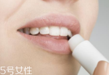 潤唇膏吃了會中毒嗎？劑量小不會有事