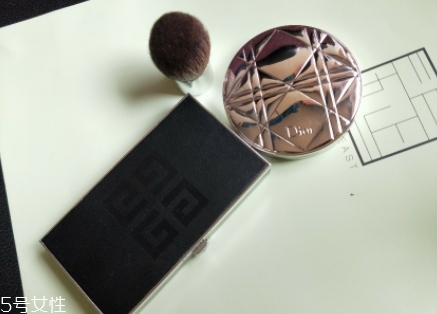 紀梵希和dior迪奧粉餅哪個好？