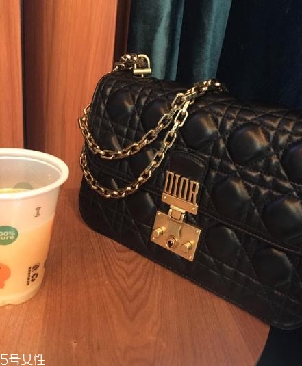 迪奧包包一般多少錢？明星天后出街必備款