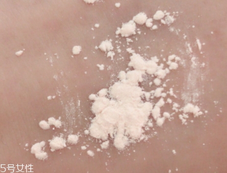 散粉可以直接涂臉上嗎？不建議直接用