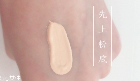 散粉可以直接涂臉上嗎？不建議直接用