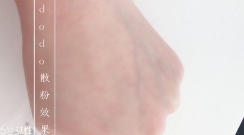 散粉可以直接涂臉上嗎？不建議直接用