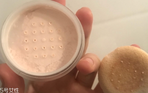 散粉可以補(bǔ)妝和定妝嗎？從散粉的功效來(lái)說(shuō)