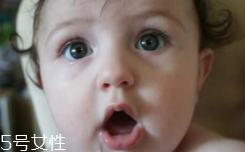 睡覺時流口水是什么?。恳磭乐爻潭?></p><h3>寶寶為什么會流口水</h3><p>1、吞咽功能不完善</p><p>新生兒時期，寶寶的唾液腺還不發(fā)達，分泌的唾液較少，因此寶寶嘴里沒有多余唾液流出。寶寶長到3、4個月大時，唾液腺逐漸發(fā)育成熟，唾液分泌量增加，但吞咽功能還尚不健全，閉唇與吞咽動作不協(xié)調，所以會經常常流口水。</p><p>2、牙齒萌出</p><p>當寶寶長到6、7個月時會開始長牙，牙齒萌出的時候會刺激到口腔內神經，此時寶寶唾液腺也已發(fā)育成熟，會大量分泌唾液，流口水的現象就會更明顯。</p><p>3、食用含淀粉食物</p><p>寶寶在添加輔食后，輔食中的淀粉也會刺激唾液分泌（唾液里主要是淀粉酶），使口水明顯增多。</p><p>4、刺激口腔</p><p>還有很多寶寶喜歡吮吸手指，手指刺激口腔，也會增加唾液腺的分泌，再加上寶寶的口腔很小、又很淺，吞咽功能也不完善，還不會咽口水，口水就會漸漸“泛濫”。</p><p>這些都屬于生理性的流口水。一般來說，生理性的流口水會隨著寶寶的生長發(fā)育會自然消失，只要做好護理工作，無需過于擔心。</p><p style=