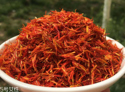 紅花泡腳一次放多少？從小劑量開始