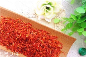 紅花泡腳一次放多少？從小劑量開始