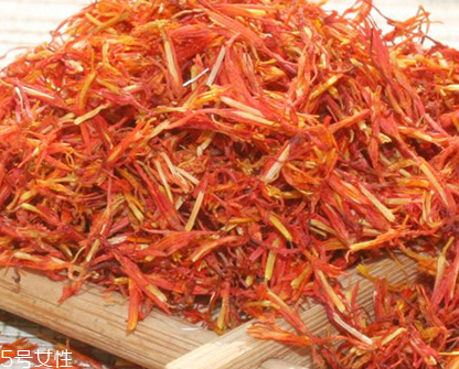 紅花泡腳可以天天泡嗎？建議一周1-2次為宜