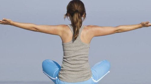 胸部下垂怎么辦？這幾招瑜伽消除副乳胸部變挺拔