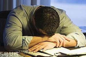 熬夜有哪些風(fēng)險？小心造成慢性自殺