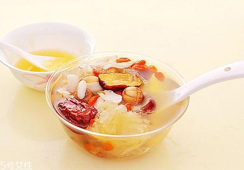 銀耳蓮子湯什么時(shí)候喝最好？時(shí)間上有講究