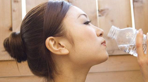 哪些病癥不能多喝熱水？這三類人絕對不能喝熱水