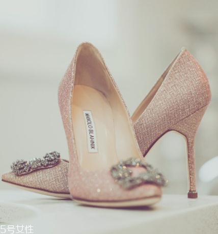 manolo blahnik是哪個國家的牌子？女星們的紅毯指定用鞋