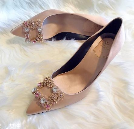 roger vivier是哪個國家的牌子？方扣鞋里的經典之作