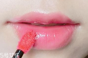 涂唇釉為什么不能抿嘴？沒(méi)干之前抿嘴會(huì)殘妝
