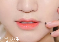 唇釉如何打造咬唇妝？掌握這個(gè)步驟就可以