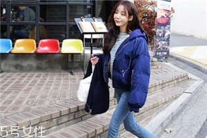 藍色羽絨服怎么搭配？打破冬日的沉悶感