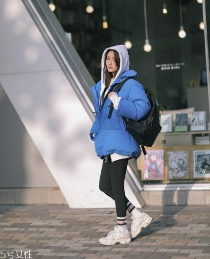 藍色羽絨服怎么搭配？打破冬日的沉悶感