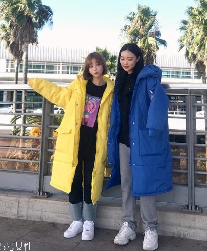 藍色羽絨服怎么搭配？打破冬日的沉悶感